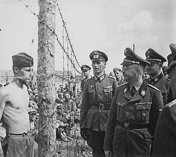 Heinrich Himmler inspeccionando un campo de prisioneros soviéticos en el Frente Oriental