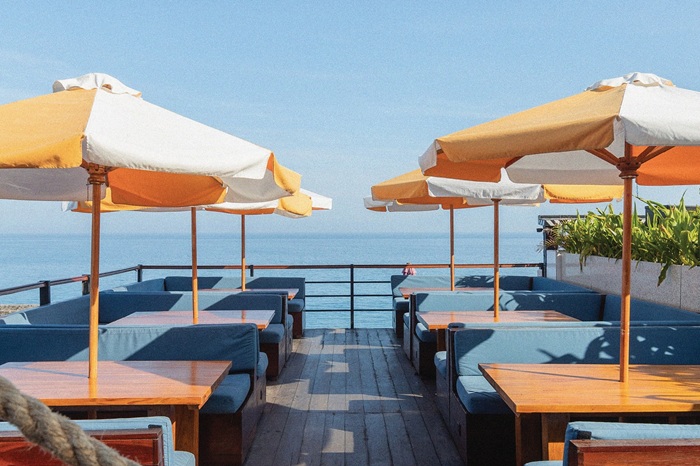 Spot nongkrong di Single Fin Uluwatu dengan pemandangan menakjubkan.