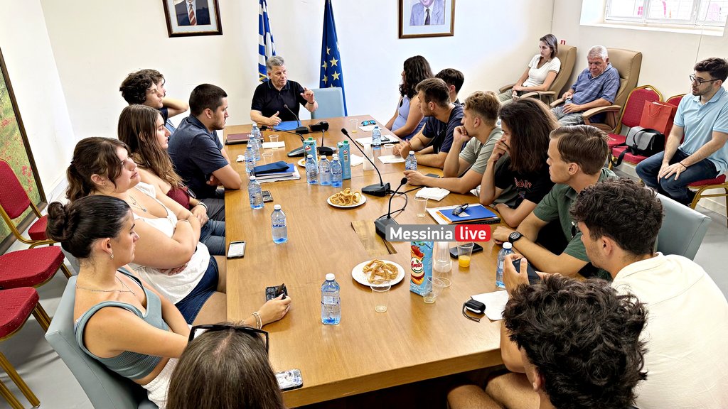 omogen

Τους σπουδαστές υποδέχθηκε θερμά ο Αντιπεριφερειάρχης Μεσσηνίας, Στάθης Αναστασόπουλος, ο οποίος τους καλωσόρισε και απηύθυνε σύντομο χαιρετισμό. Στην ομιλία του, αναφέρθηκε στον πλούτο και την ιστορία της Μεσσηνίας, δίνοντας έμφαση στο εμβληματικό προϊόν της περιοχής, το μεσσηνιακό ελαιόλαδο, και ενημέρωσε τους συμμετέχοντες για τα διατροφικά του οφέλη και την παγκόσμια αναγνώρισή του.

<iframe width=
