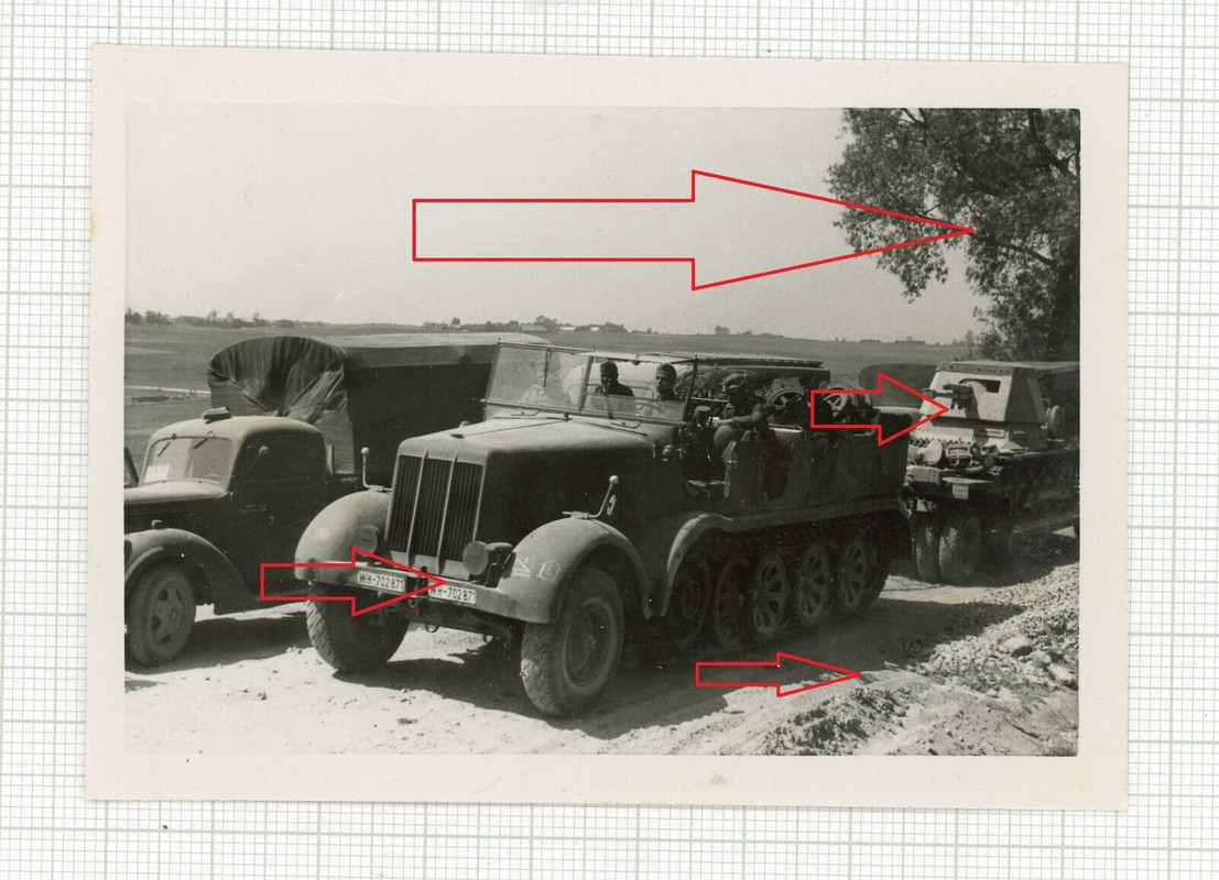 Foto Wehrmacht Halbkette zieht Panzerjäger auf einem Tieflader