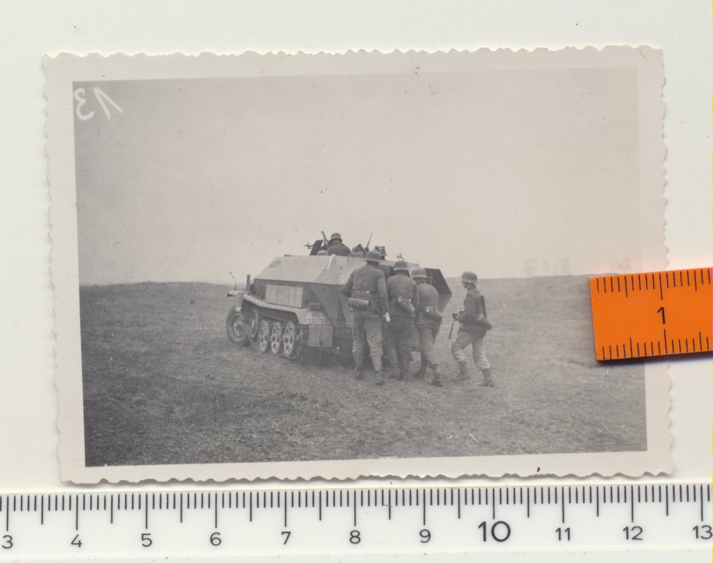 KAMERADEN MIT SCHÜTZENPANZER IM ANGRIFF