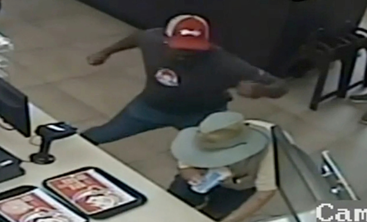 Empleado de Wendy’s noquea a un anciano porque se “quejó” de su orden