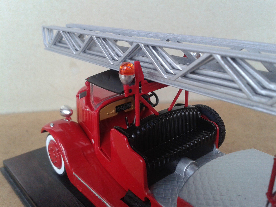 1939 Delahaye Type 103 con escalera Magirus hidráulica TTL de 26 metros “Bomberos del Principado de 