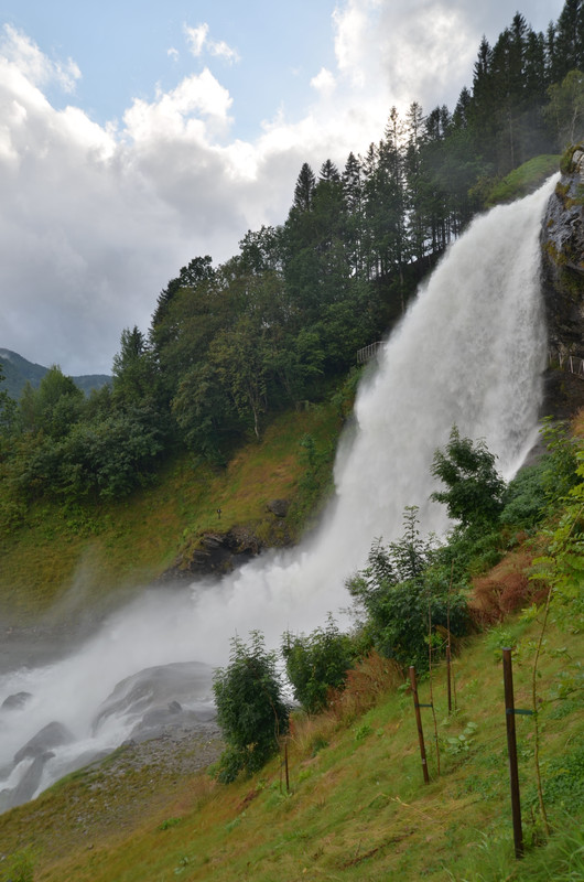 ETAPA 8- Cascada Tvindefossen - Bergen- Cascada Steinsdalsfossen - Noruega 10 días de cabañas y con niños (7)