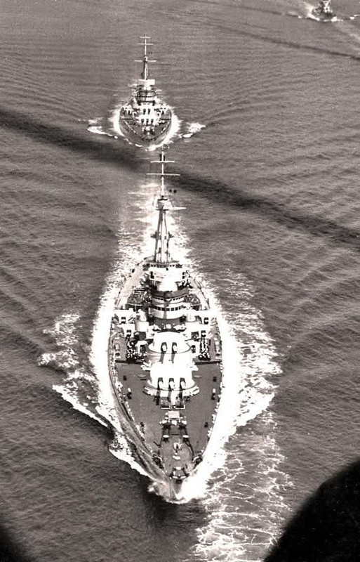 RN-Conte-di-Cavour-y-Giulio-Cesare-Revista-Naval-en-el-Golfo-de-Napoles-5-may-1938.jpg