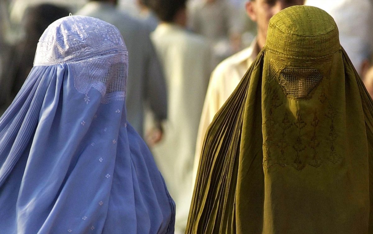 Mujeres afganas son amenazadas de muerte si no llevan burka en las ONGs