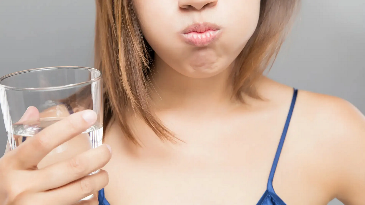 ¿Cómo hacer enjuague bucal con agua oxigenada?