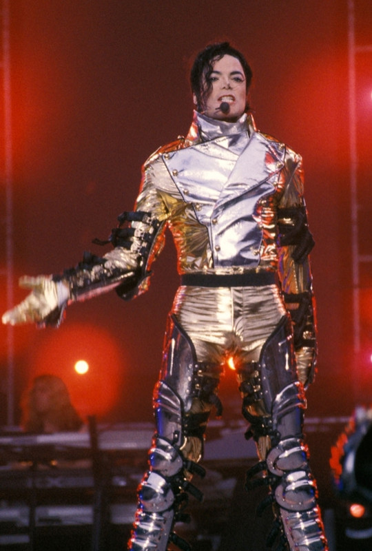 MJ-in-GOLD-History-Tour-michael-jackson-8241308-785-1163.jpg