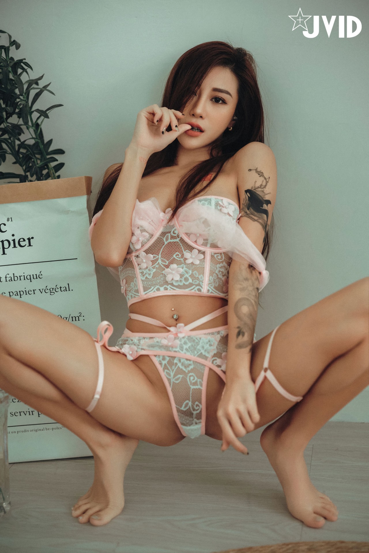 jvid写真雙囍《我の美乳室友》，沙发边的，性感与活力插图8