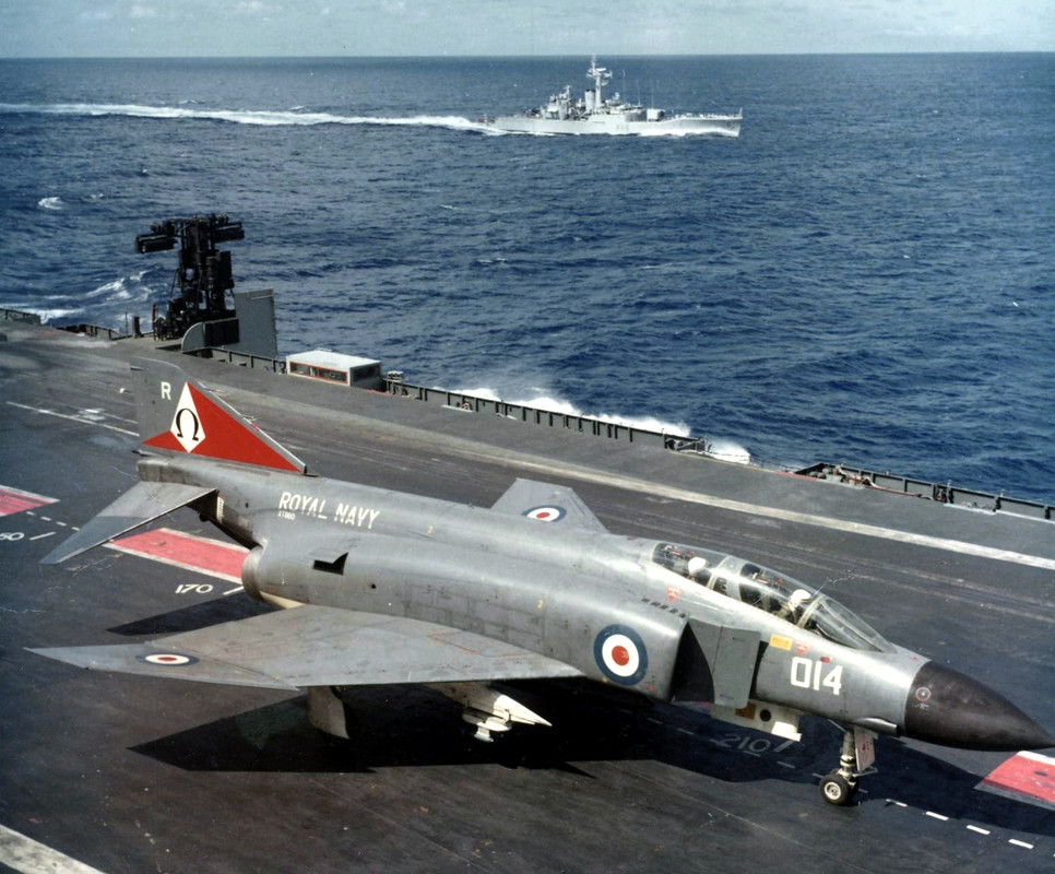 Phantom-FG1-892-Sqn-on-HMS-Ark-Royal-R09