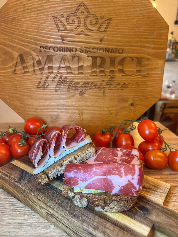 Crostone con crema di noci, erborinato di capra e lonza