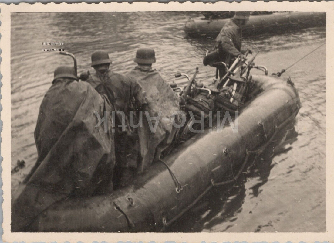 Foto, PzJg Abtlg. 27., Pak im Schlauchboot über Seine Frankreich 1940 (1)