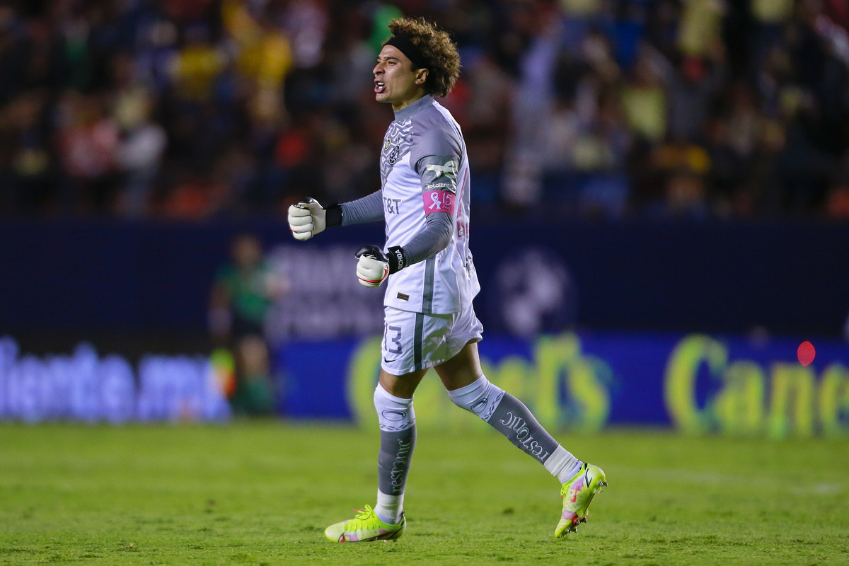 Guillermo Ochoa cumple 18 años de su debut como profesional