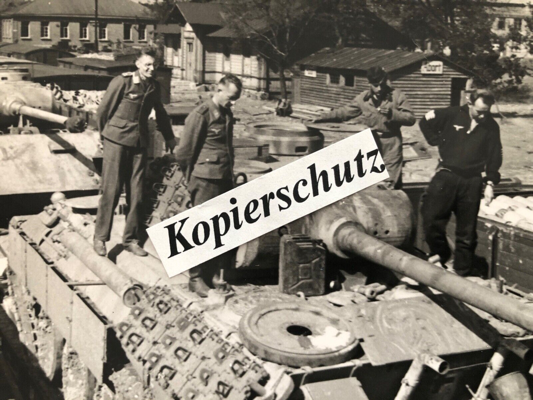 TOP Foto Panzer V Panther Bahntransport v. Luftwaffensoldaten besichtigt (1)