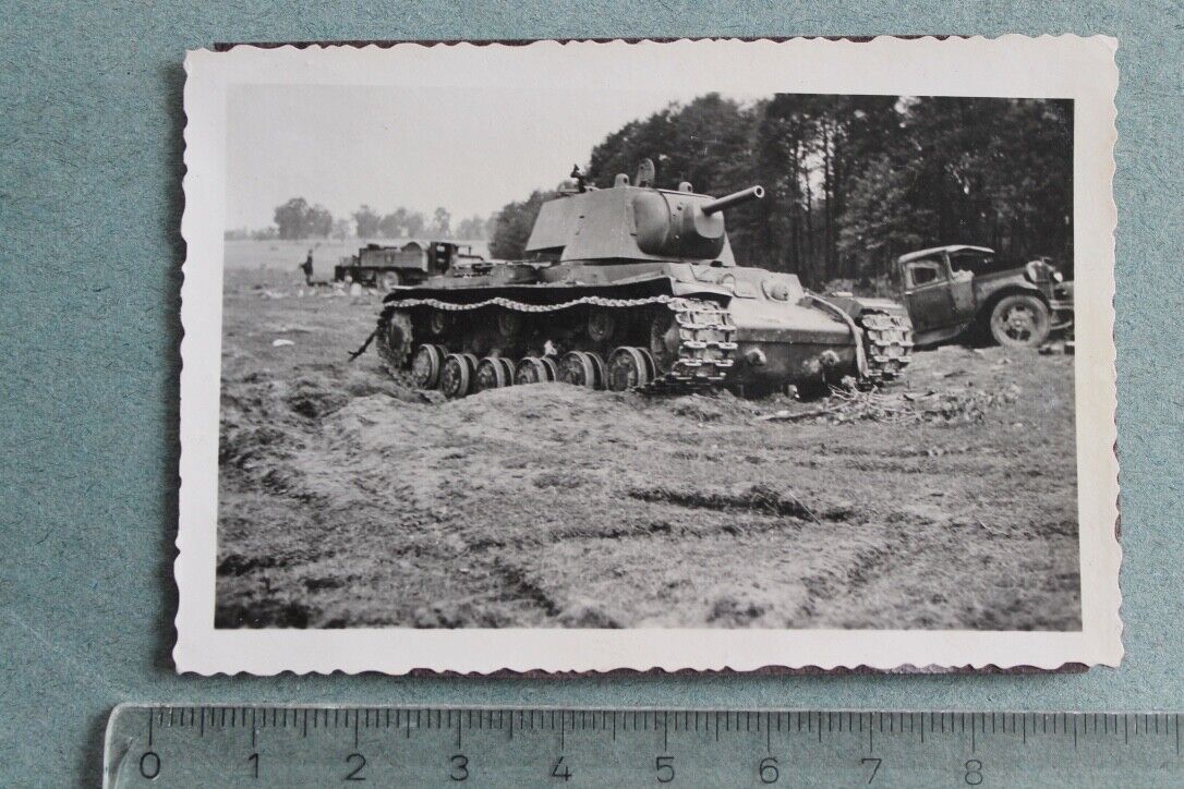 Foto Photo 97906 WK2 WW2 Wehrmacht Panzer tank PKW LKW Wracks im Gelände Wald