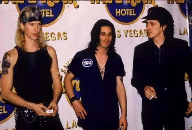 Rarely seen images of Duff, Izzy, Matt in the studio, 1995 Duff-iz