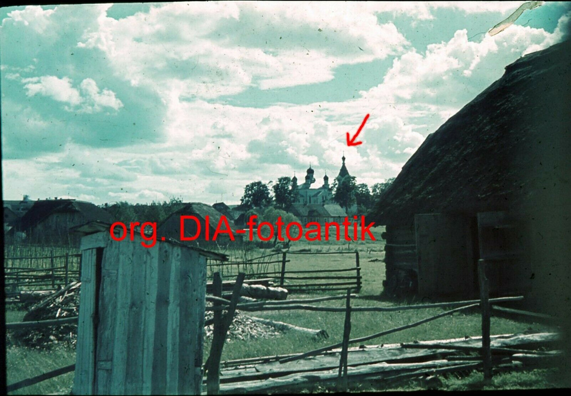 Orig. Farb DIA Ostfront wunderschöne Orthodoxe Kirche Kolchose Bauernhaus
