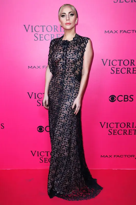 11-30-16-Pink-carpet-at-Victoria-s-Secre