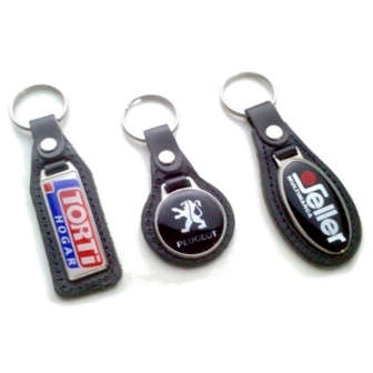 Llavero de metal y cuero con domes