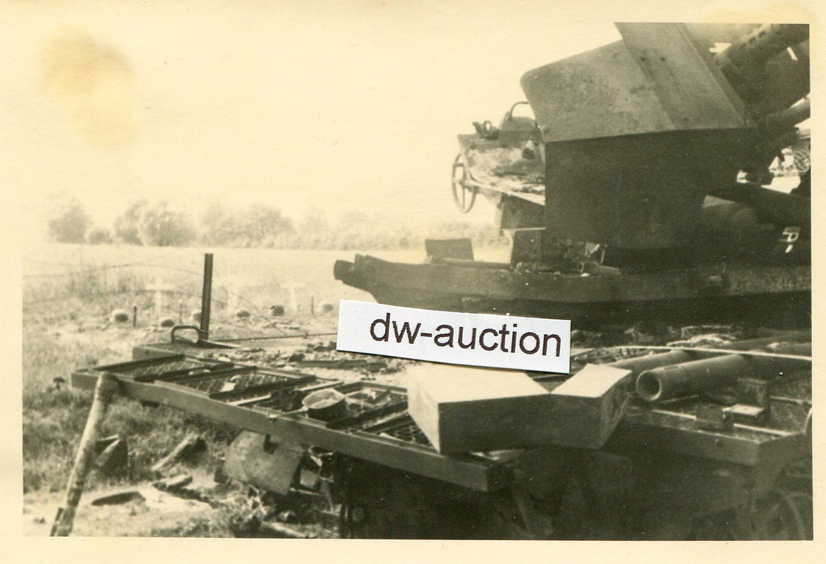 Frankreich , zerstörtes SdKfz Halbkette mit Flak