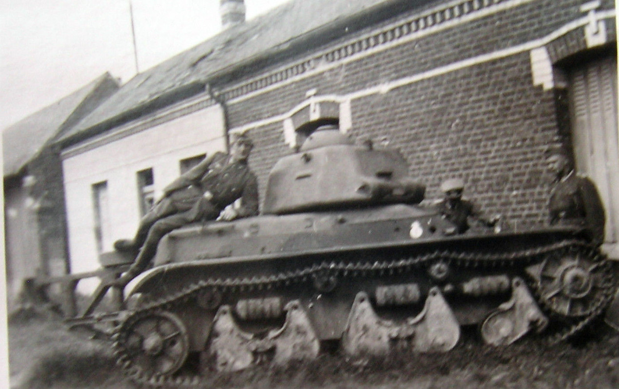 Deut. Soldaten auf französichen Panzer in Viller