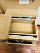 化妝桌底下也可收納