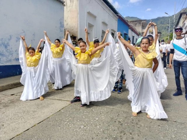 El Vals 'Conticinio' del ilustre maestro y músico trujillano Laudelino Mejías es declarado Patrimonio Cultural Con-un-colorido-desfile-por-las-calles-de-Trujillo-inicio-la-celebracion-de-la-declaratoria-del-Vals