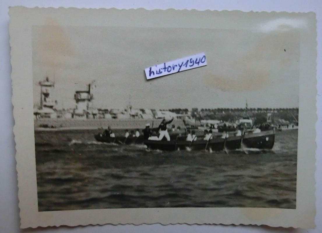 Foto mit Kieler Förde und Matrosen im Beiboot vor Schlachtschiff. (F)