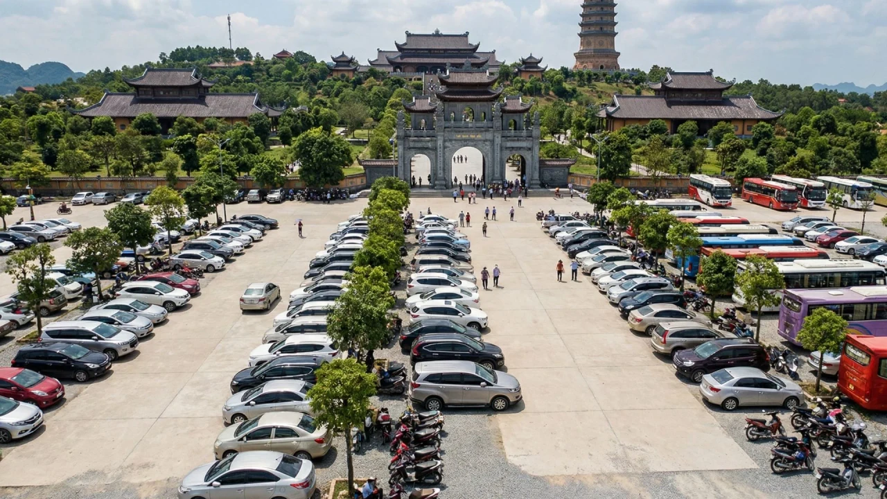 bãi đỗ xe chùa bái đính 01