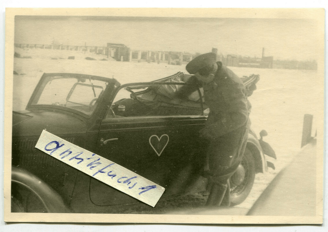 WL-Militär-PKW mit Staffelabzeichen des J.G.54