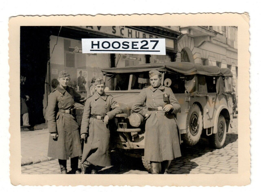 Foto Kübel Steyr 1500 A Wehrmacht vor Geschäft