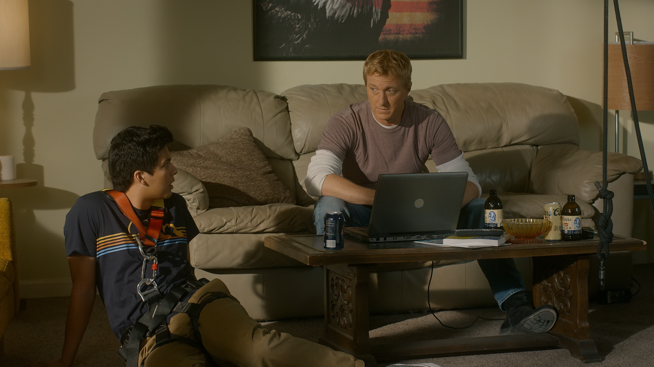 Cobra.Kai.S03E06.King.Cobra.1080p.10bit.BluRay.AAC5.1.HEVC-Vyndros.mkv_snapshot_09.12_[2022.11.30_14