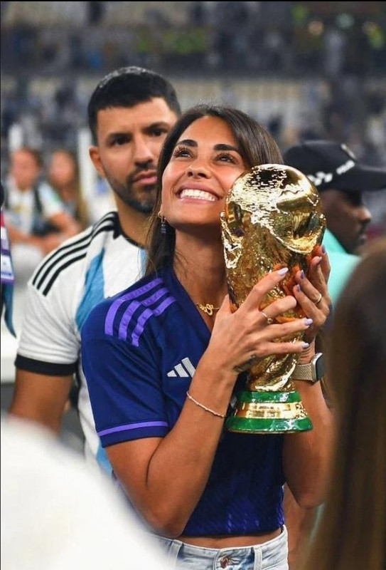 anto-leo-dijo-que-es-mi-turno-con-la-copa-v0-dz38s9pxtr6a1