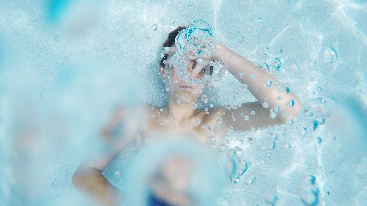 Fare la pipì in piscina è pericoloso, soprattutto combinata con il cloro