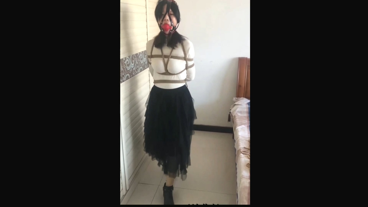 春雨の绳 大胸女孩雪儿的捆绑初体验.mp4_20211219_185259.271