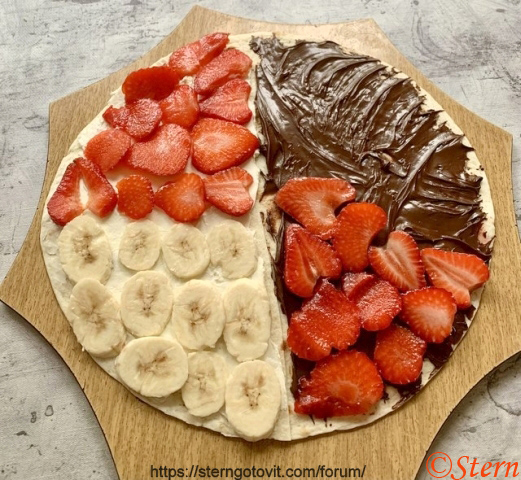 Тортилья с бананом и клубникой