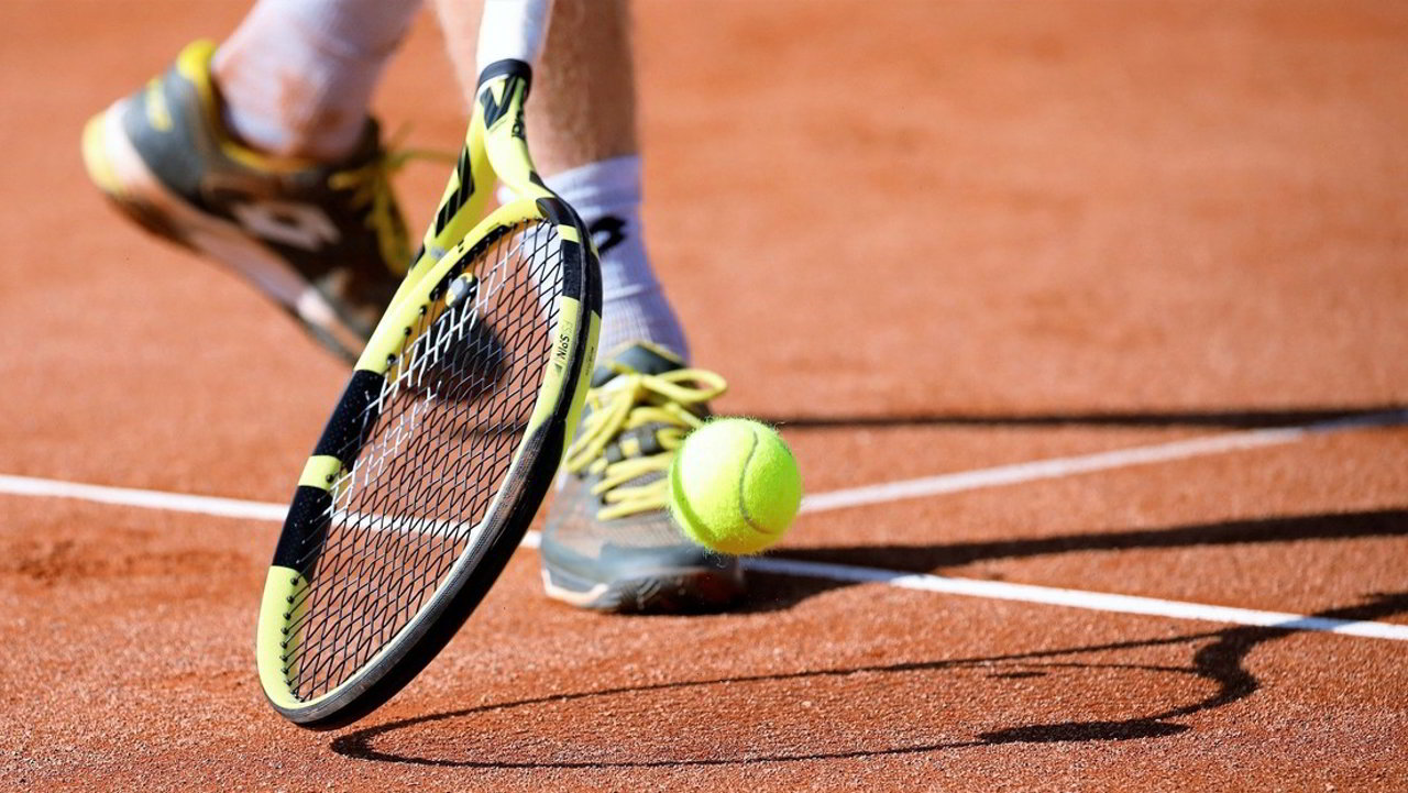 VIDEO: Un promettente tennista francese schiaffeggia il suo avversario dopo una sconfitta e provoca una rissa in campo