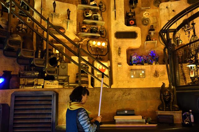 DOK-ONDAR DEN OF ANTIQUITIES: Tienda-museo para amantes de Star Wars - DISNEYLAND ~ STAR WARS: GALAXY'S EDGE, LA GUIA (22)