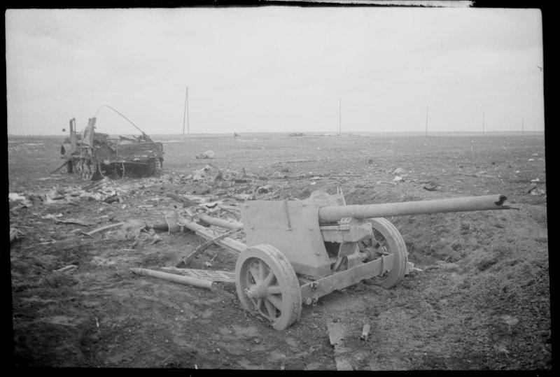 1-й Белорусский фронт. Разбитая немецкая полевая 88-мм противотанковая пушка, на втором плане гусени