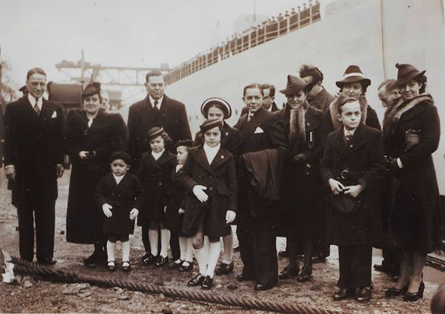 ЛК Крестной матерью корабля стала госпожа Монс, мать десяти детей и жена рабочего арсенала, строивше