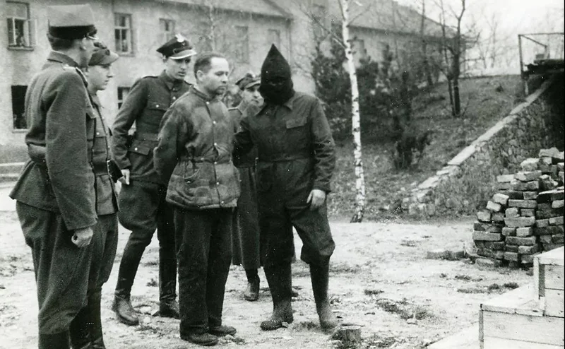 Rudolf Höss comandante del campo de concentración de Auschwitz, a punto de ser ahorcado al lado del crematorio del campo en 1947
