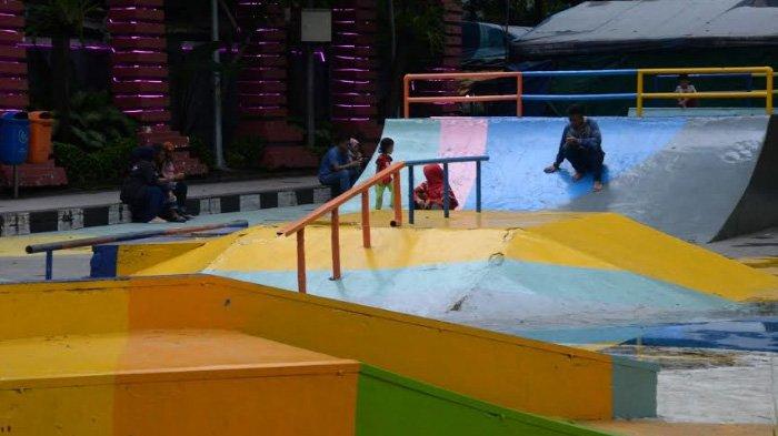 Suasana area skateboard Taman Bungkul saat siang dan sore, Kamis (28/3/2019). Lokasi ini menjadi tempat favorit anak anak bermain dan para pemain skeater harus mengalah mencari waktu saat luang.