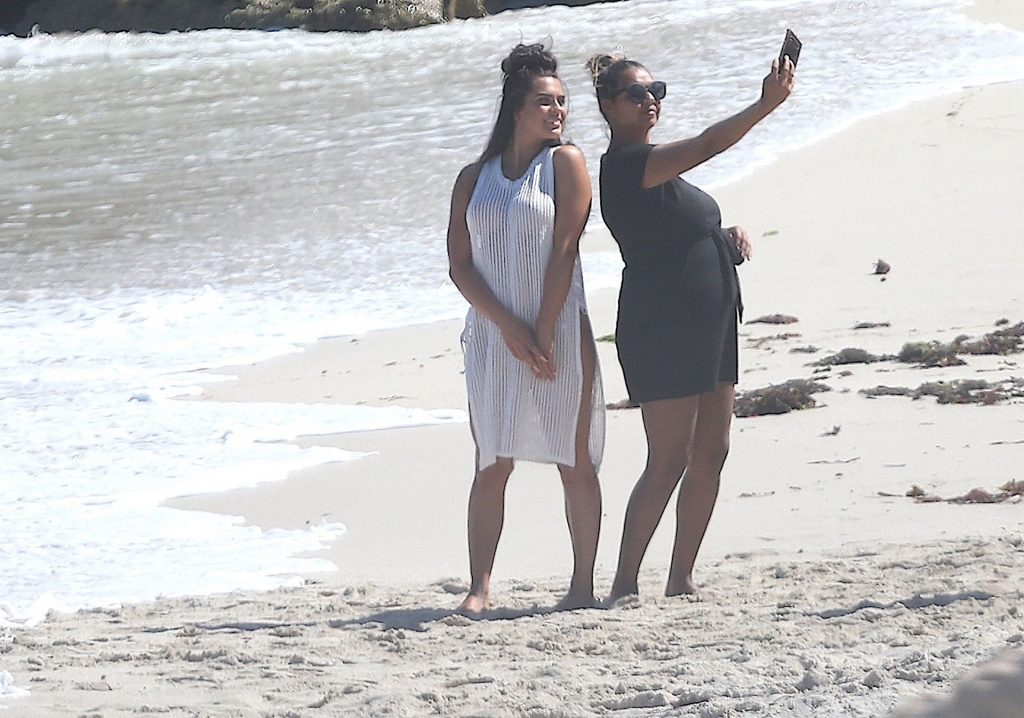 Holly-Young-Upskirt-STARS-com-30