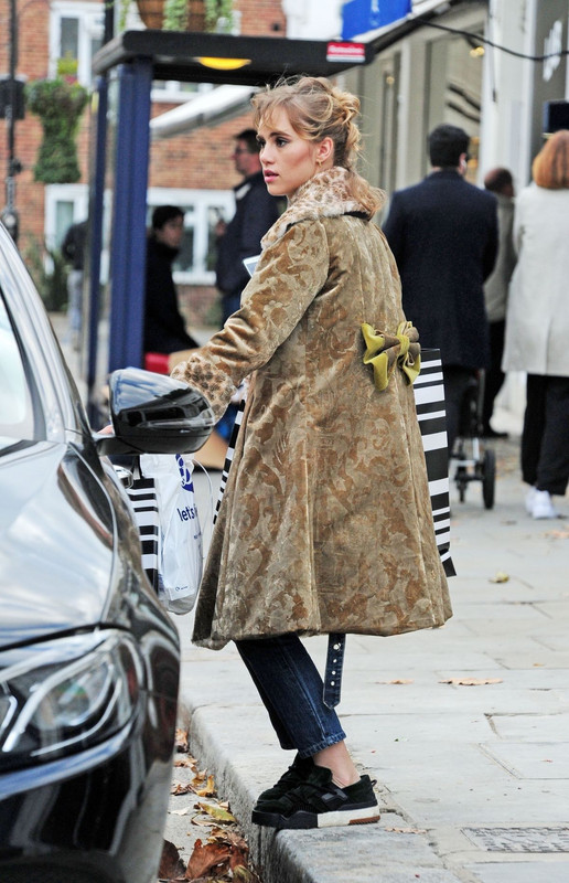 suki-waterhouse-out-shopping-in-notting-hill-10-23-2018-4
