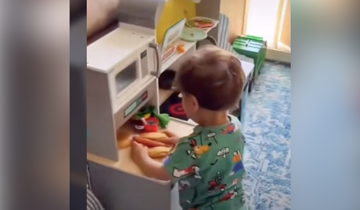 Niño recibió una cocinita en el Día de Reyes Magos, su reacción se viralizó