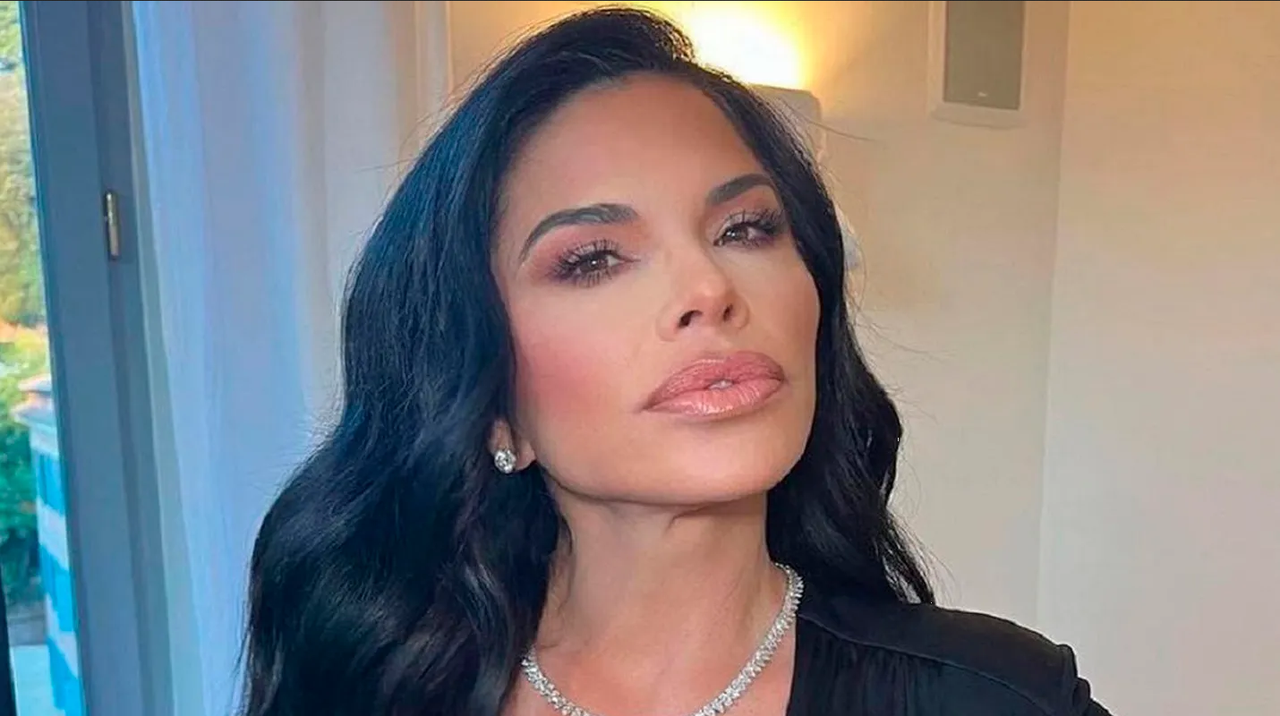 A sus 54 años, la prometida de Jeff Bezos presume su abdomen tonificado con sexy top