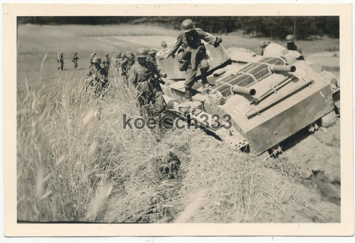 an einem abgeschossenen russischen BT-7 Panzer 1941