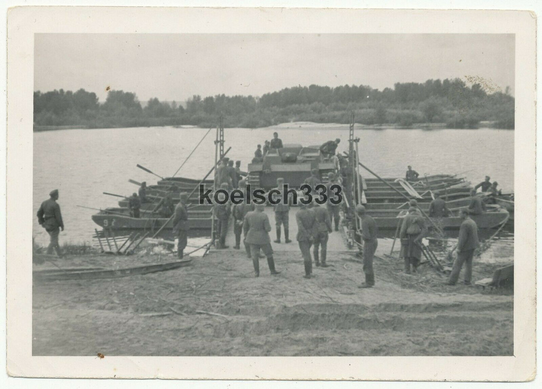 Foto Pioniere der Wehrmacht setzen ein Sturmgeschütz Panzer mit Fähre über !