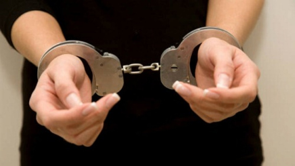 De no creer: Madre de familia es arrestada por golpear a la maestra de su hijo a quien llamó