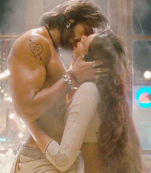 HOTT-KISSING-MOVING